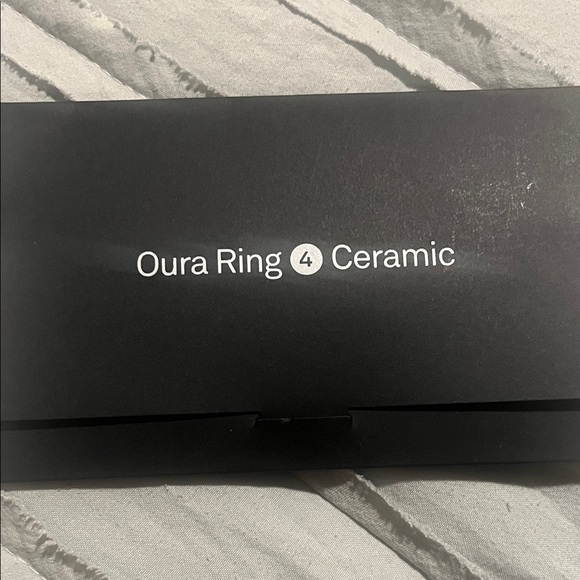 Oura Ring 4 in Ceramic White - Picture 2 of 2